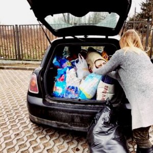Bagażnik pełen darów dla czworonogów, czyli zbiórka dla azylowych bezdomniaków w Naszej Szkole!